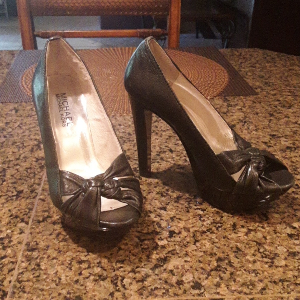 MK black heels